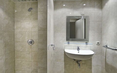 Bungalowpark Landsrade: Spiegel, Sinken, Zapfhahn, Armatur, Eigentum, Gebäude, Bad Sink, Badezimmer, Holz, Interior Design
