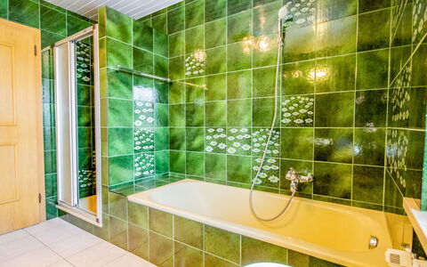 Axams 261: Badezimmer, Grün, Eigentum, Zimmer, Fliese, Interior Design, Die Architektur, Wand, Gebäude, Grundeigentum