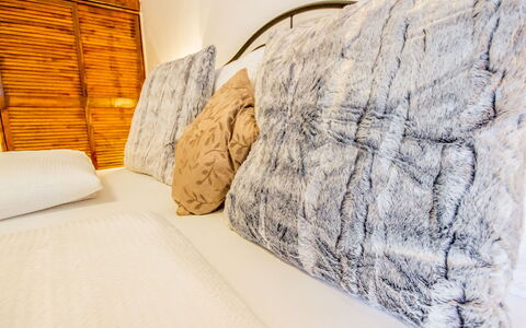 Axams 261: Komfort, Textil, Holz, Bettrahmen, Gebäude, Haus, Baum, Bedrock, Hartholz, Flooring
