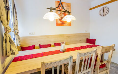 Zirben Appartement Karin: Eigentum, Möbel, Produkt, Holz, Gebäude, Interior Design, Kindergarten, Holzbeize, Fussboden, Wand