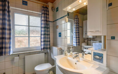 Achtern Diek: Spiegel, Zapfhahn, Armatur, Sinken, Eigentum, Bad Sink, Badezimmer, Interior Design, Beleuchtung, Lila