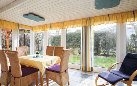 Achtern Diek: Möbel, Eigentum, Tabelle, Pflanze, Grün, Stuhl, Schatten, Holz, Die Architektur, Interior Design