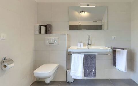 Villa Gocci: Spiegel, Armatur, Zapfhahn, Sinken, Eigentum, Bad Sink, Gebäude, Badezimmerschrank, Badezimmer, Lila