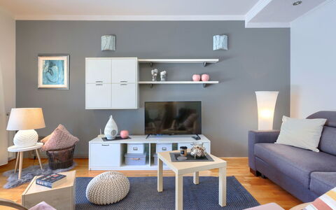Tea: Möbel, Tabelle, Couch, Azurblau, Komfort, Beleuchtung, Wohnzimmer, Holz, Flooring, Fussboden