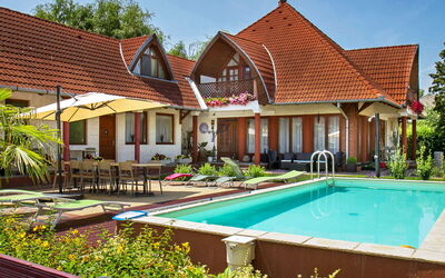 Balatonkeresztur 222: Wasser, Pflanze, Gebäude, Himmel, Eigentum, Fenster, Schwimmbad, Haus, Stuhl, Die Architektur