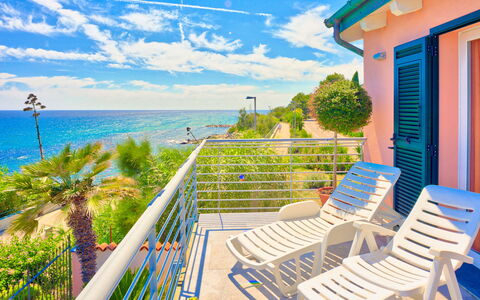 Lucrezia - San Lorenzo: Eigentum, Grundeigentum, Balkon, Azurblau, Urlaub, Haus, Gebäude, Veranda, Ufer, Zimmer