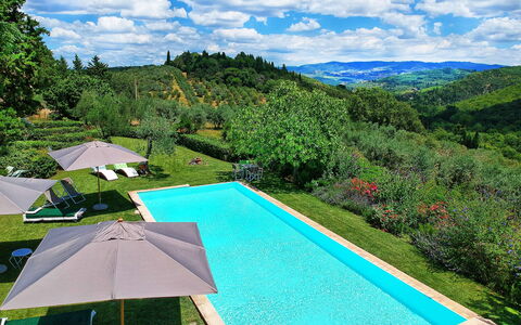 Villa Sonia: Schwimmbad, Eigentum, Urlaub, Freizeit, Haus, Grundeigentum, Gras, Estate, Himmel, Resort