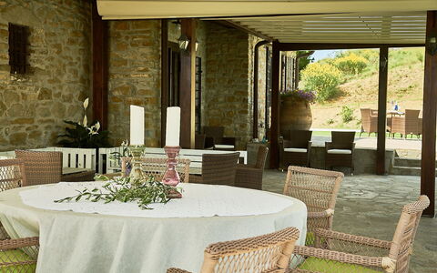 Villa Umbra: Eigentum, Tischdecke, Zimmer, Möbel, Restaurant, Interior Design, Gebäude, Tabelle, Esszimmer, Haus