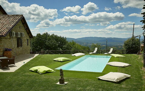 Villa Umbra: Eigentum, Gras, Natürliche Landschaft, Haus, Schwimmbad, Grundeigentum, Zuhause, Baum, Freizeit, Gebäude