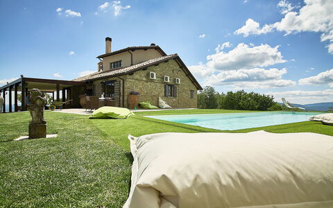 Villa Umbra: Eigentum, Haus, Himmel, Zuhause, Natürliche Landschaft, Gras, Gebäude, Grundeigentum, Hütte, Bauernhaus