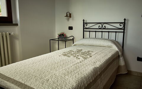 Villa Umbra: Schlafzimmer, Bett, Möbel, Bettdecke, Zimmer, Bedding, Eigentum, Matratze, Bettrahmen, Fussboden