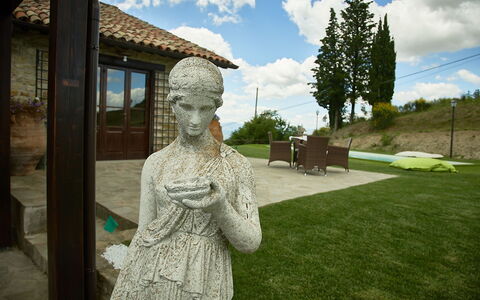 Villa Umbra: Statue, Skulptur, Gras, Himmel, Steinschnitzen, Garten, Kunst, Monument, Baum, Haus