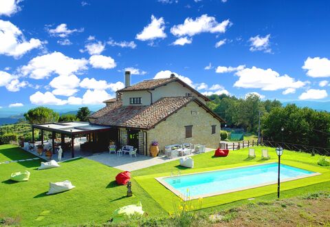 Villa Umbra: Eigentum, Haus, Natürliche Landschaft, Himmel, Gras, Grundeigentum, Zuhause, Grundstueck, Gebäude, Estate