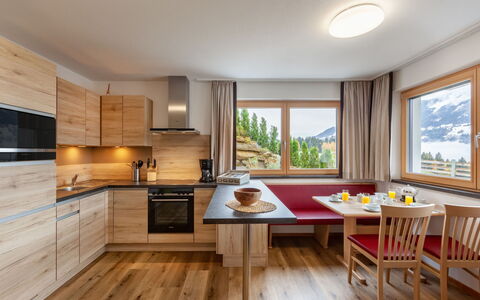 Birgit: Möbel, Holzboden, Countertop, Zimmer, Interior Design, Eigentum, Fussboden, Küche, Cabinetry, Gebäude