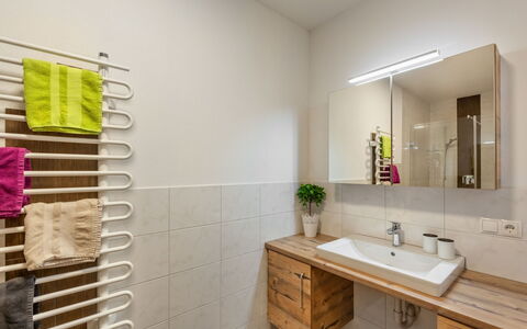 Birgit: Badezimmer, Zimmer, Eigentum, Interior Design, Fliese, Fussboden, Wand, Möbel, Gebäude, Haus
