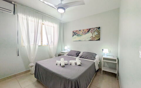Benidorm 954: Bett, Möbel, Schlafzimmer, Fussboden, Flooring, Decke, Interior Design, Zimmer, Bettdecke, Bedding