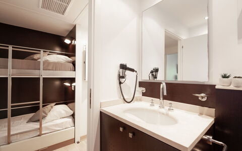 Porto Vecchio 150: Badezimmer, Zimmer, Eigentum, Interior Design, Sinken, Die Architektur, Gebäude, Haus, Möbel, Armatur