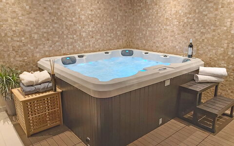 Anđela: Jacuzzi, Badewanne, Wasser, Pflanze, Jacuzzi, Armatur, Gebäude, Holz, Zapfhahn, Rechteck