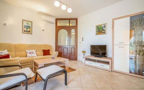 Mila: Zimmer, Eigentum, Möbel, Gebäude, Interior Design, Wohnzimmer, Fussboden, Haus, Grundeigentum, Tabelle