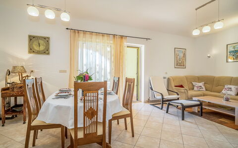 Mila: Zimmer, Eigentum, Möbel, Esszimmer, Interior Design, Gebäude, Tabelle, Gelb, Decke, Fussboden