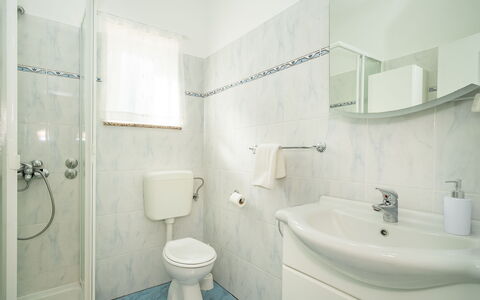 Mila: Spiegel, Armatur, Eigentum, Sinken, Zapfhahn, Bad Sink, Lila, Toilleten Sitz, Badezimmer, Toilette
