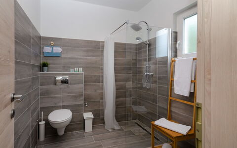Villa Anđelika: Eigentum, Gebäude, Armatur, Badezimmer, Holz, Interior Design, Sinken, Flooring, Fussboden