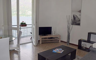 Blue Lake 160.1: Zimmer, Wohnzimmer, Möbel, Eigentum, Interior Design, Tabelle, Haus, Gebäude, Kaffetisch, Fussboden