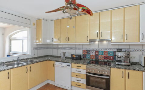 Floramar: Küche, Countertop, Küchengerät, Major Appliance, Cabinetry, Flooring, Holz, Interior Design, Möbel, Fussboden