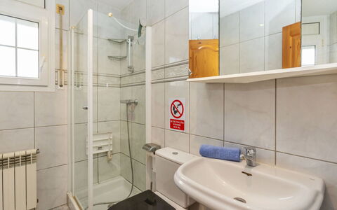 Floramar: Armatur, Toilleten Sitz, Flooring, Bad Sink, Sinken, Fussboden, Toilette, Badezimmer, Interior Design, Zapfhahn