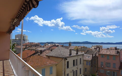 Sainte Maxime 135: Himmel, Blau, Eigentum, \Stadt, Dach, Gebäude, Daytime, Wand, Wolke, Die Architektur