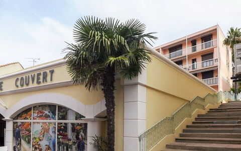 Sainte Maxime 135: Himmel, Daytime, Pflanze, Azurblau, Gebäude, Treppe, Wolke, Arecales, Schatten, Urban Design