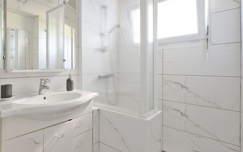 La Roche Blanche: Flooring, Fussboden, Interior Design, Armatur, Badezimmer, Sinken, Decke, Zapfhahn, Badezimmerschrank, Installation