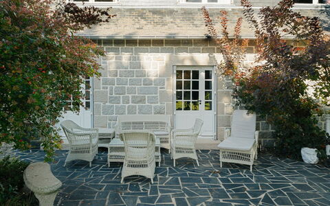 La Roche Blanche: Gartenmöbel, Möbel, Flagstone, Stuhl, Blumentopf, Garten, Schatten, Tisch Im Freien, Beton, Terrasse