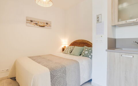 Les Jardins D'Eyrac: Zimmer, Eigentum, Möbel, Schlafzimmer, Weiss, Interior Design, Bett, Wand, Fussboden, Gelb