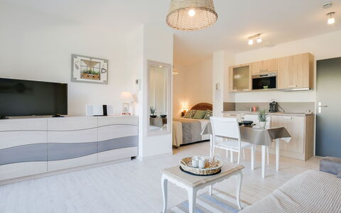 Les Jardins D'Eyrac: Zimmer, Eigentum, Möbel, Interior Design, Wohnzimmer, Gebäude, Decke, Fussboden, Haus, Tabelle