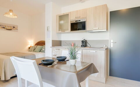 Les Jardins D'Eyrac: Zimmer, Eigentum, Möbel, Interior Design, Fussboden, Gebäude, Küche, Haus, Countertop, Grundeigentum