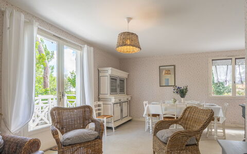 Domaine des Fées: Möbel, Eigentum, Fenster, Holz, Stuhl, Interior Design, Gebäude, Fussboden, Wohnzimmer, Flooring