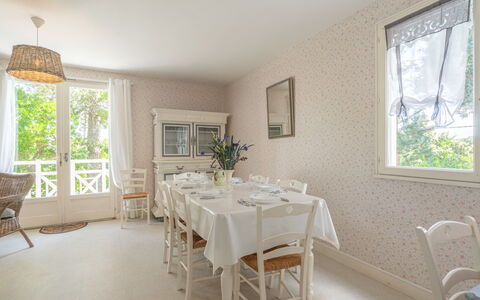 Domaine des Fées: Möbel, Tabelle, Fenster, Pflanze, Stuhl, Gebäude, Holz, Interior Design, Zimmerpflanze