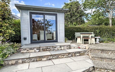 Lake District Coastal Cottage: Strauch, Tür, Garten, Gartenbauten, Schuppen, Ground, Hütte, Abstellgleis, Blumentopf