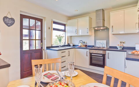 Lake District Coastal Cottage: Cabinetry, Essen, Möbel, Eigentum, Tabelle, Countertop, Sinken, Geschirr, Azurblau, Küche