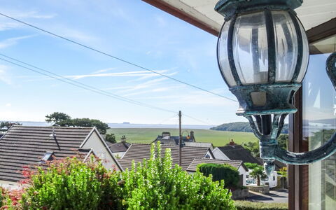 Lake District Coastal Cottage: Strassenlicht, Beleuchtung, Light Fixture, Dach, Haus, Fenster, Die Architektur, Grundeigentum, Wohngebiet, Gebäude