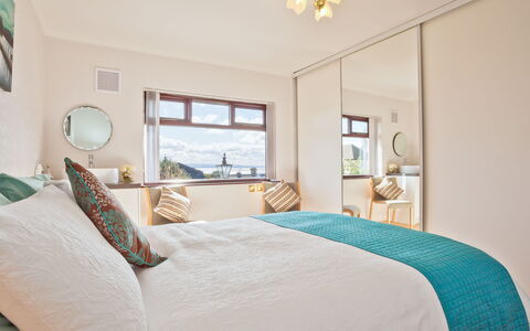 Lake District Coastal Cottage: Bilderrahmen, Eigentum, Möbel, Fenster, Gebäude, Azurblau, Komfort, Holz, Textil, Beleuchtung