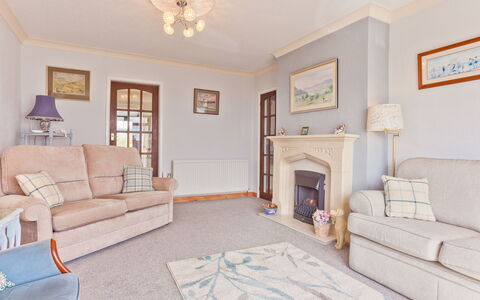 Lake District Coastal Cottage: Bilderrahmen, Möbel, Couch, Holz, Tabelle, Wohnzimmer, Fussboden, Komfort, Studio Couch, Wand