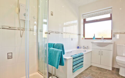 Lake District Coastal Cottage: Spiegel, Armatur, Sinken, Zapfhahn, Badezimmerschrank, Interior Design, Gebäude, Cabinetry, Badezimmer