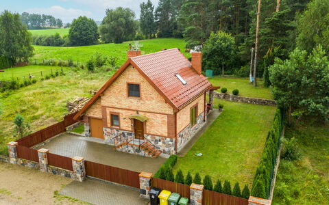 Jędrzejki: Pflanze, Gebäude, Eigentum, Fenster, Grün, Himmel, Baum, Haus, Natürliche Landschaft, Wolke