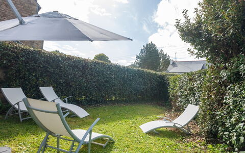 Les Alizés: Eigentum, Gras, Haus, Grundeigentum, Rasen, Möbel, Garten, Hinterhof, Regenschirm, Tabelle
