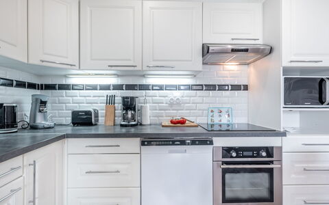 Les Alizés: Countertop, Cabinetry, Küche, Weiss, Zimmer, Möbel, Eigentum, Interior Design, Herd, Schublade
