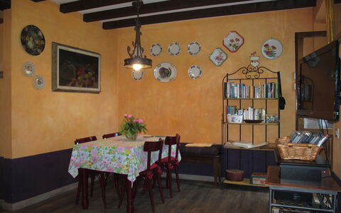 Di Magnano: Bilderrahmen, Möbel, Tabelle, Holz, Interior Design, Gebäude, Fussboden, Flooring, Hartholz, Decke