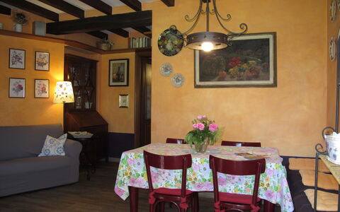 Di Magnano: Tabelle, Möbel, Eigentum, Bilderrahmen, Dekoration, Beleuchtung, Interior Design, Holz, Zimmerpflanze, Blume