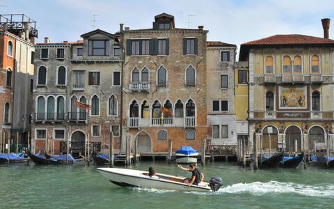 Venice 800: Himmel, Gebäude, Welt, Beleuchtung, Die Architektur, Wolkenkratzer, Schnee, Freizeit, Stadt, Einfrieren